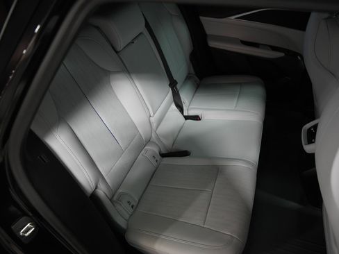 Used 2024 Cadillac Lyriq Luxury AWD/4WD image 16