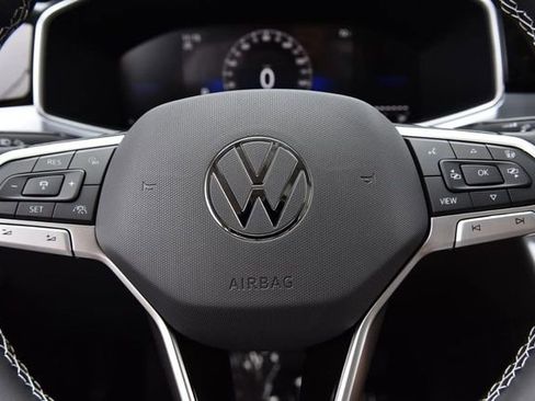 New 2026 Volkswagen Taos SE FWD image 17