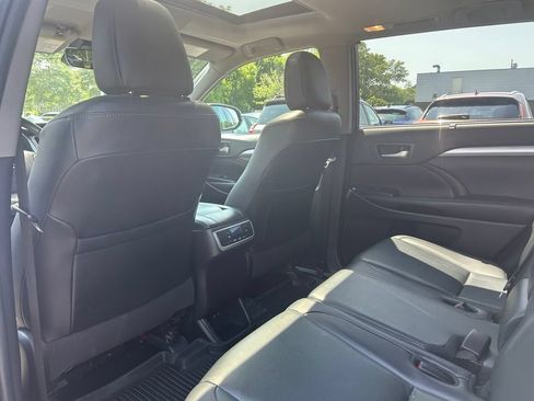 Used 2019 Toyota Highlander XLE AWD/4WD image 16