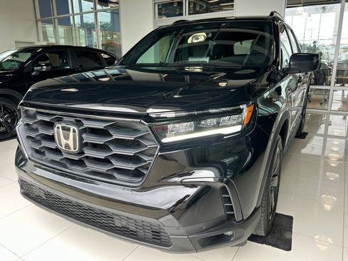 Used 2024 Honda Pilot Sport image 2