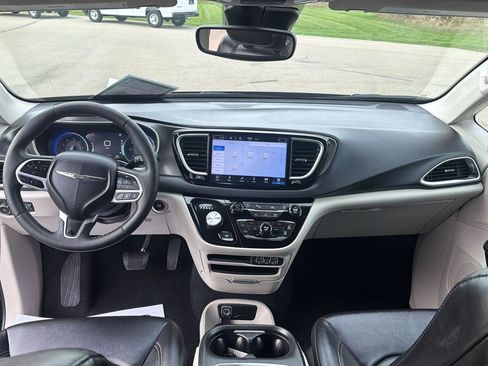 Used 2024 Chrysler Pacifica Touring-L image 31