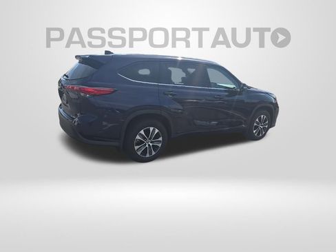 Used 2022 Toyota Highlander XLE image 3