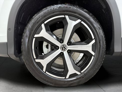 Certified 2025 Volkswagen Tiguan SE AWD/4WD image 25