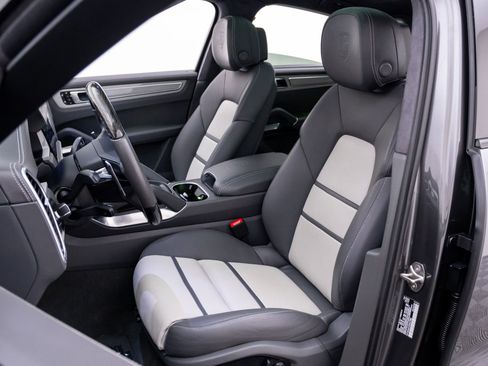 Certified 2023 Porsche Cayenne Turbo S image 5