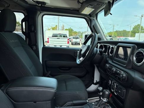 Used 2021 Jeep Gladiator Overland w/ Trailer Tow Package AWD/4WD image 22