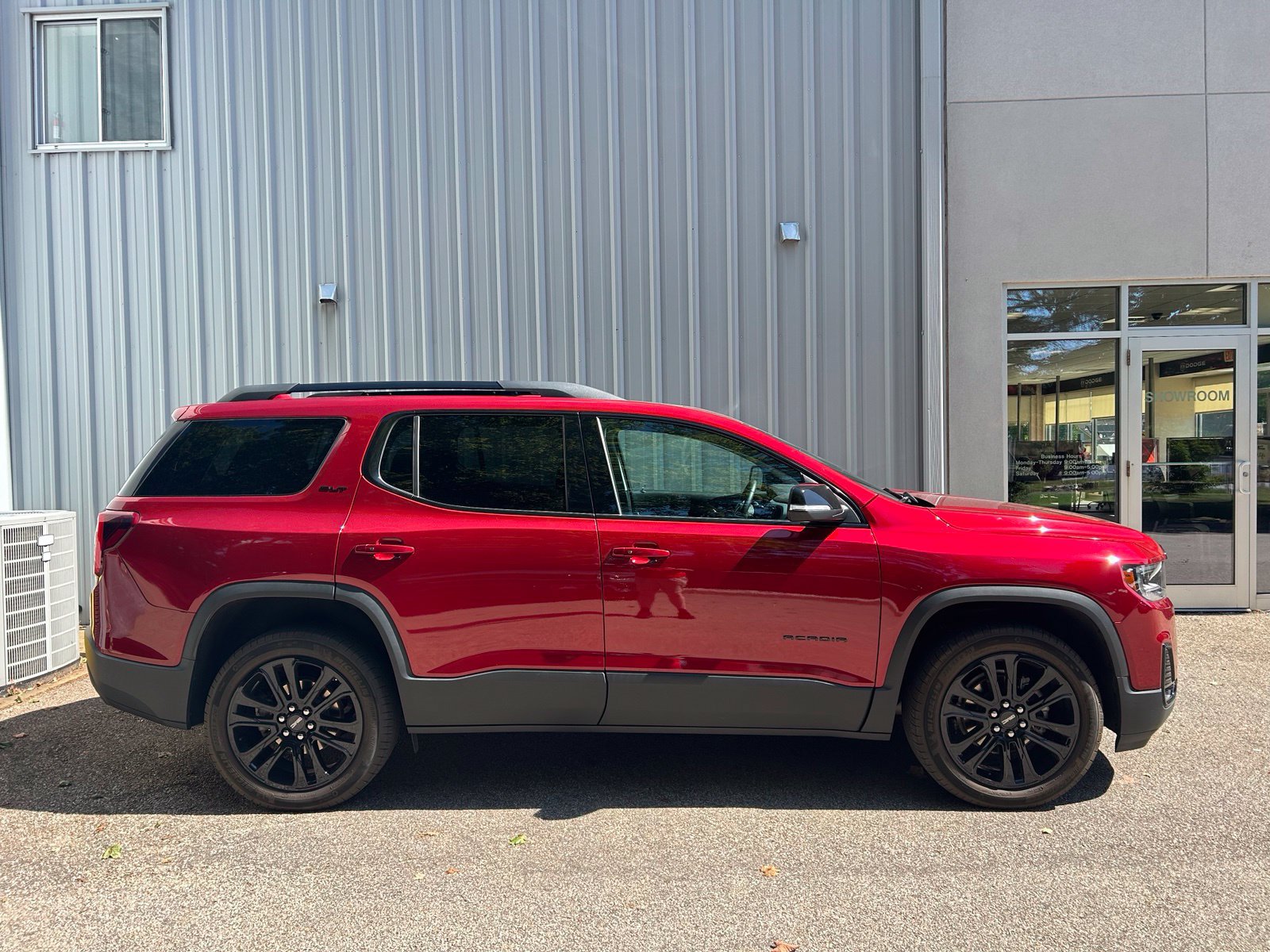 Used 2023 GMC Acadia SLT w/ Elevation Edition AWD/4WD image 4