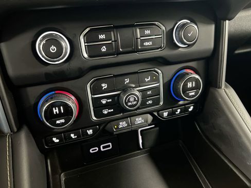 Used 2024 Chevrolet Tahoe Premier AWD/4WD image 17