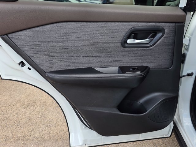 Used 2023 Nissan Rogue SV AWD/4WD image 16