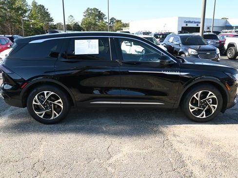 Used 2025 Lincoln Nautilus Premier image 6