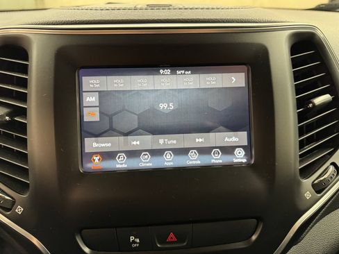 Used 2019 Jeep Cherokee Latitude w/ Cold Weather Group AWD/4WD image 21
