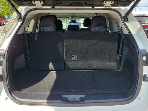 Used 2021 Toyota Highlander LE FWD image 9