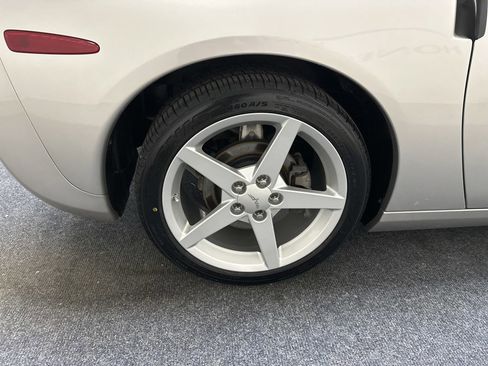 Used 2005 Chevrolet Corvette Coupe w/ Preferred Equipment Group RWD image 22
