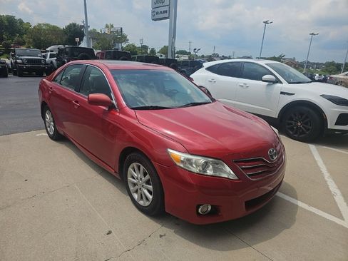 Used 2011 Toyota Camry XLE w/ XLE Extra-Value Pkg #2 FWD image 2
