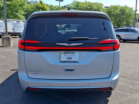 Used 2024 Chrysler Pacifica Touring-L FWD image 5