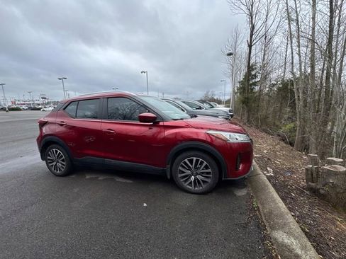 Used 2021 Nissan Kicks SV image 3