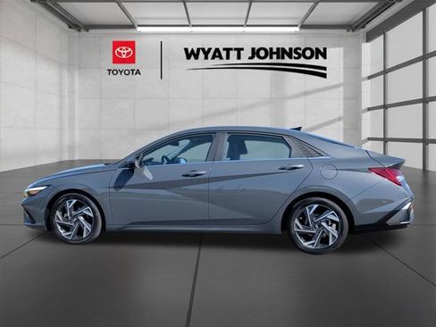 Used 2024 Hyundai Elantra Limited image 2