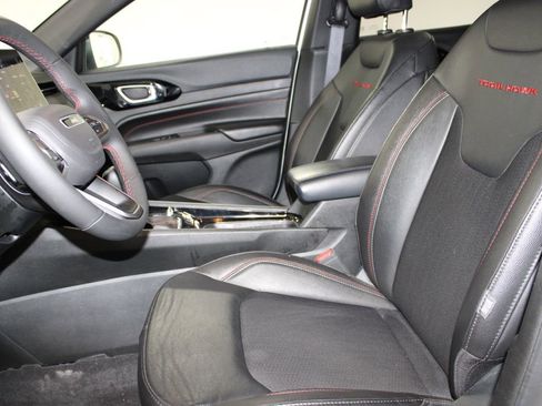 Used 2025 Jeep Compass Trailhawk image 14