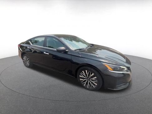 Used 2025 Nissan Altima 2.5 SV FWD image 2