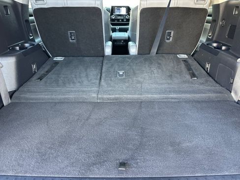 Used 2021 Toyota Highlander XLE FWD image 16