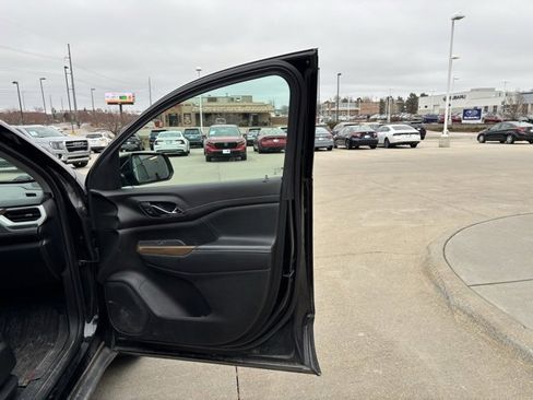 Used 2020 GMC Acadia SLE w/ Driver Convenience Package image 20