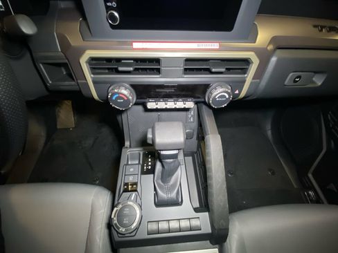 Used 2025 Toyota Tacoma SR5 AWD/4WD image 11