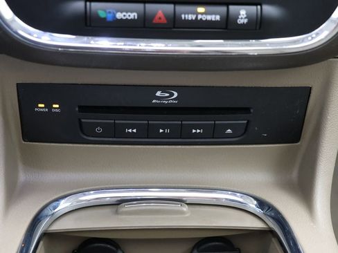 Used 2016 Chrysler Town & Country Limited Platinum image 27