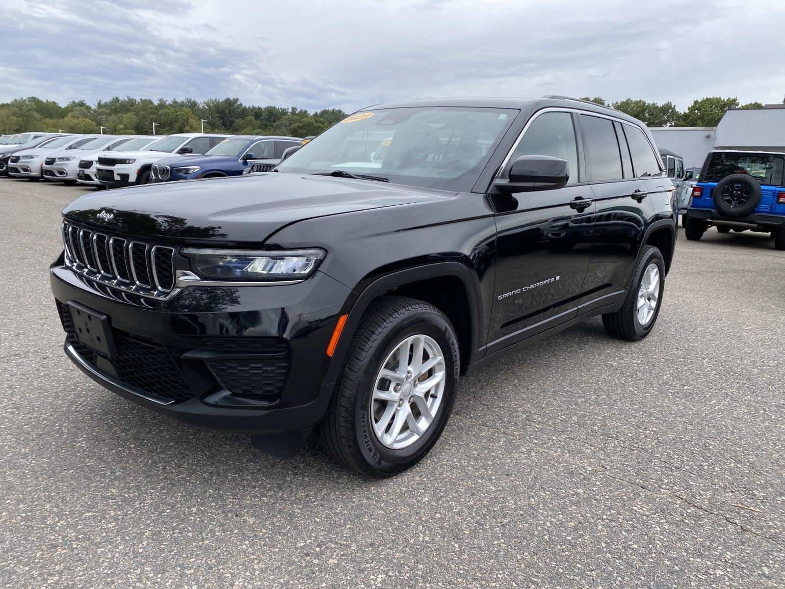 Certified 2023 Jeep Grand Cherokee Laredo X AWD/4WD image 8