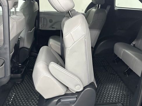 Used 2025 Toyota Sienna XLE FWD image 27