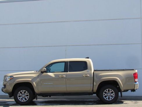 Certified 2017 Toyota Tacoma SR5 AWD/4WD image 4