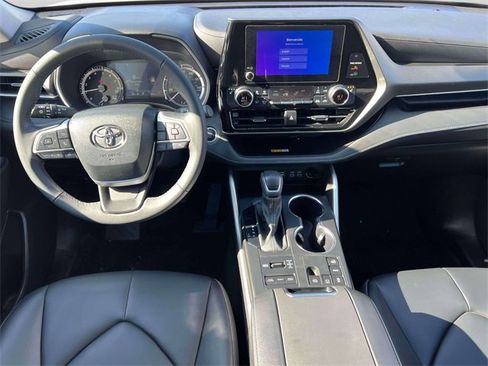 Certified 2024 Toyota Highlander XLE image 17