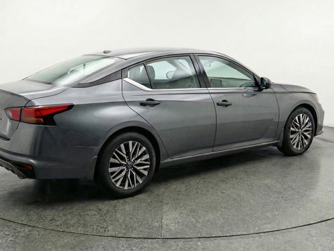 Used 2025 Nissan Altima 2.5 SV image 9