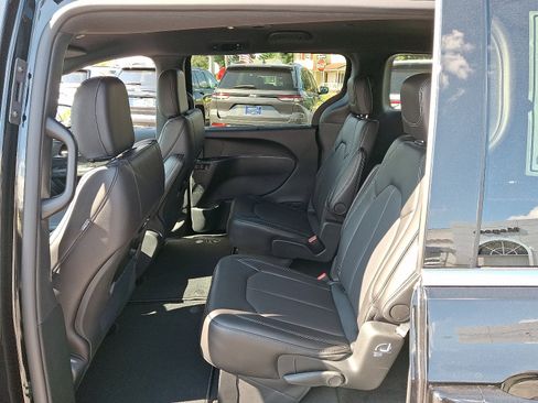 New 2026 Chrysler Pacifica Select image 10