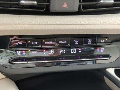 Used 2023 Buick Envision Avenir AWD/4WD image 23
