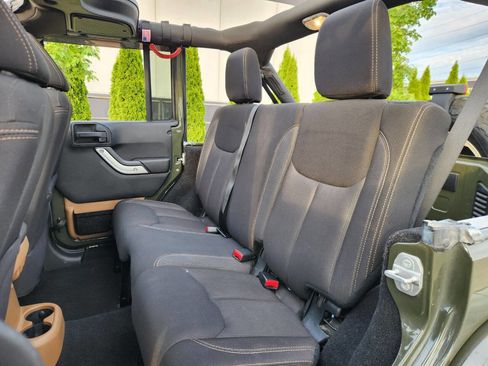 Used 2015 Jeep Wrangler Unlimited Sahara w/ Connectivity Group AWD/4WD image 9
