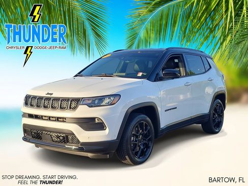 Used 2023 Jeep Compass Latitude w/ Convenience Group AWD/4WD image 2