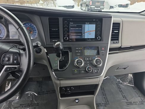 Used 2018 Toyota Sienna L image 21