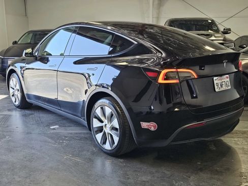 Used 2024 Tesla Model Y 2WD image 2