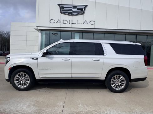 Used 2021 GMC Yukon XL SLT w/ SLT Premium Package image 2
