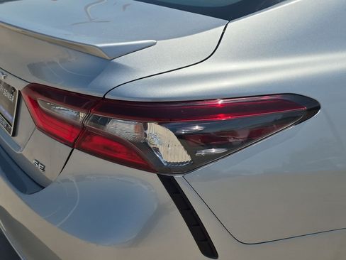 Used 2022 Toyota Camry SE FWD image 12