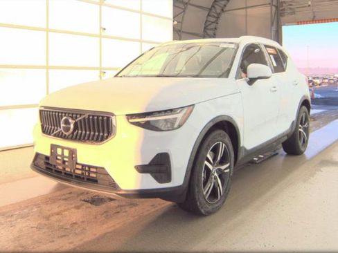 Certified 2025 Volvo XC40 B5 Core image 1