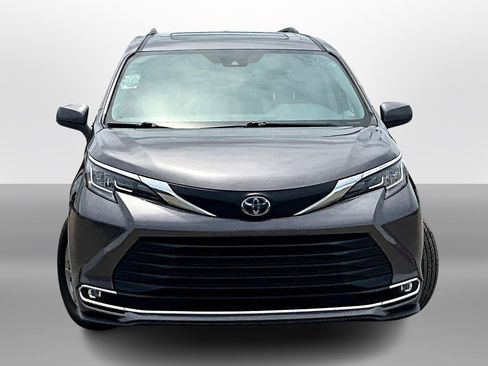 Used 2023 Toyota Sienna XLE image 3