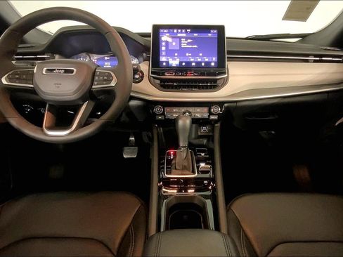 Used 2025 Jeep Compass Limited image 15