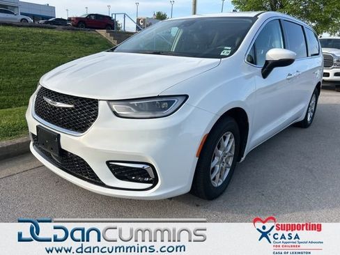 Used 2023 Chrysler Pacifica Touring-L FWD image 1