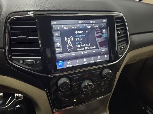 Used 2022 Jeep Grand Cherokee Laredo E image 25