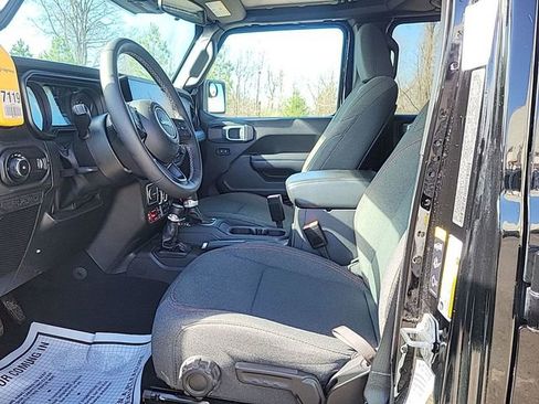 Used 2025 Jeep Wrangler Unlimited Rubicon w/ Convenience Group image 4