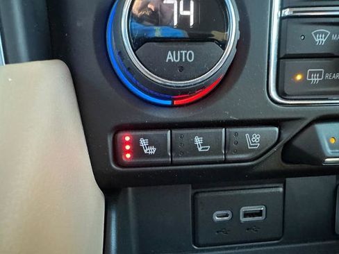 Used 2023 Chevrolet Suburban Premier image 45