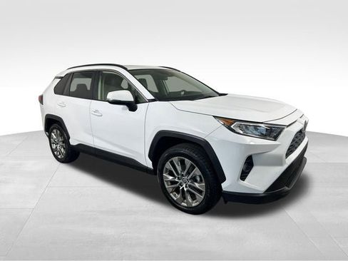 Used 2019 Toyota RAV4 XLE Premium w/ Cold Weather Package AWD/4WD image 8