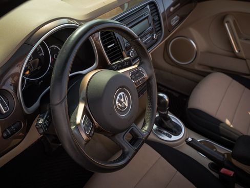 Used 2014 Volkswagen Beetle 1.8T FWD image 38