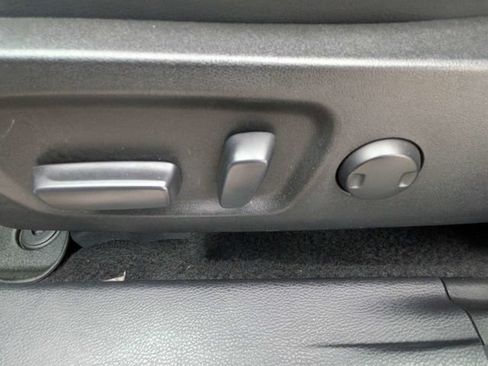 Used 2018 Toyota Highlander XLE FWD image 17