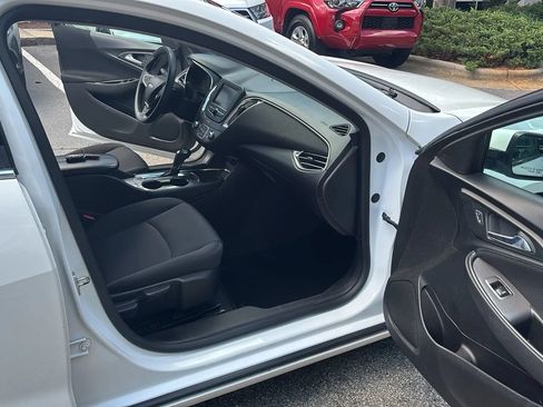Used 2018 Chevrolet Malibu LT FWD image 17